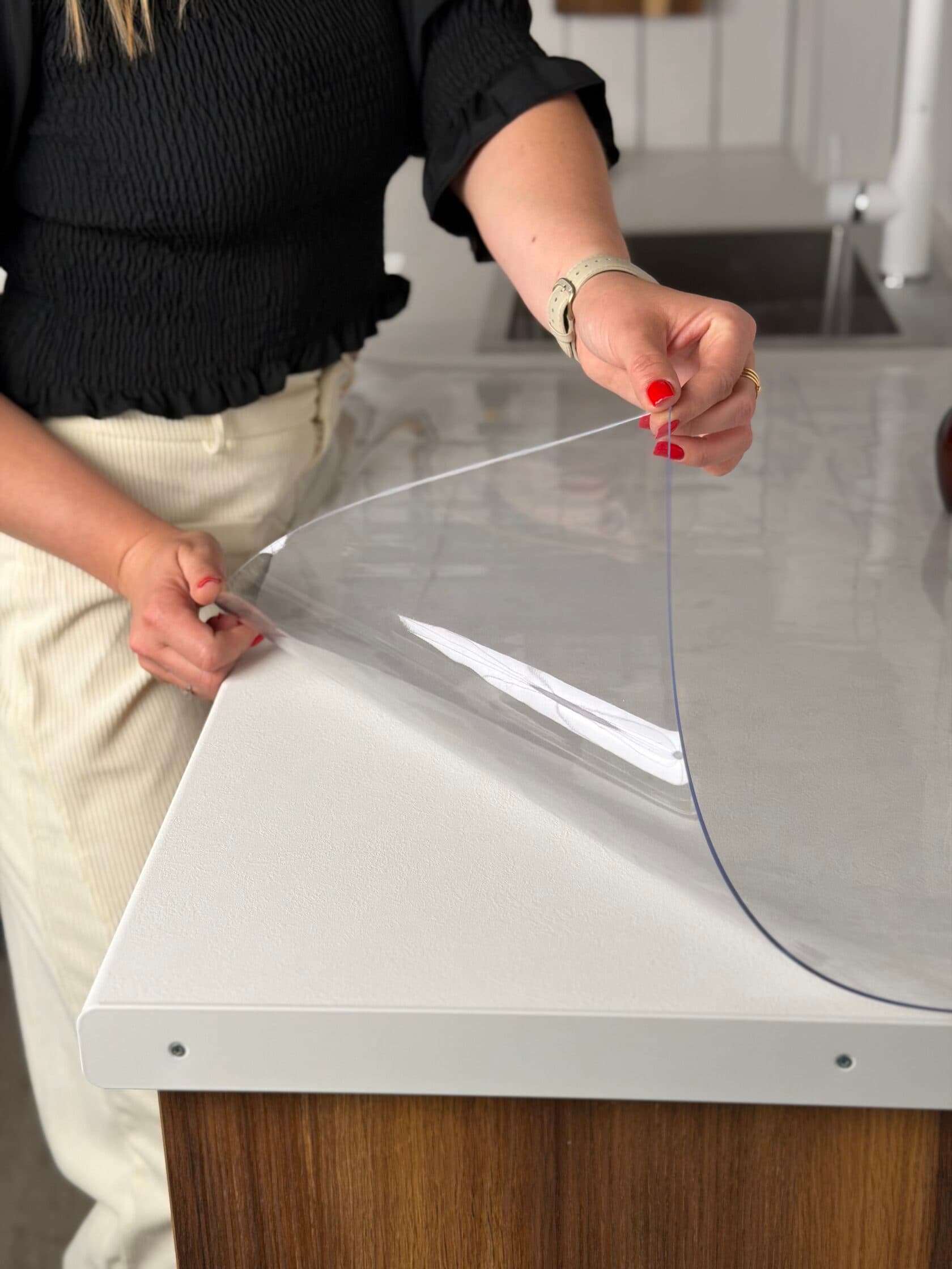 Transparente Schutzmatte 40×40 cm aus weichem Glas Glanz auf der Tischplatte