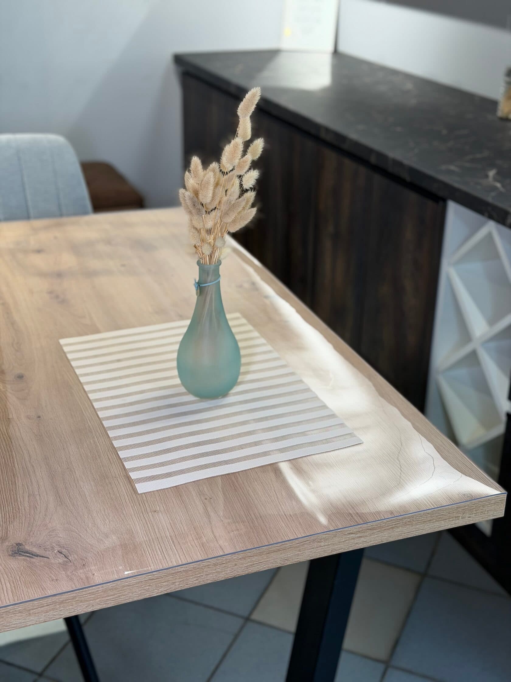 Transparente Schutzmatte 60×80 cm aus weichem Glas Glanz auf der Tischplatte