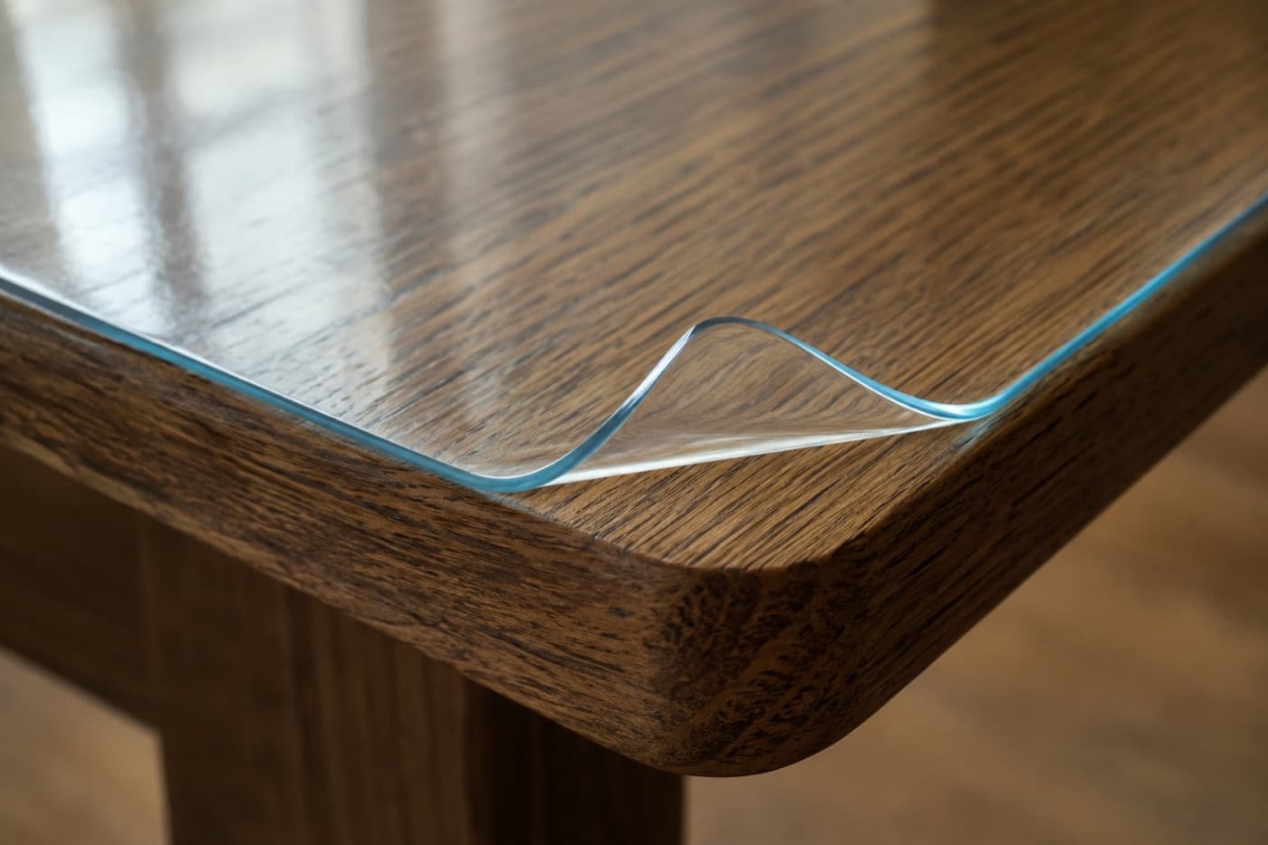 Weiche, dicke Kante einer Matte aus weichem Glas in Nahaufnahme