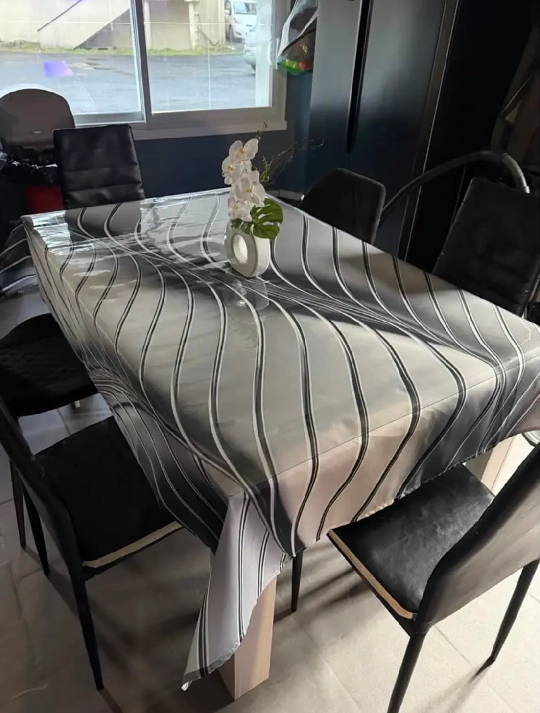 Matte auf einer gestreiften Tischdecke ausgerollt — sie schützt den Stoff auf dem Esszimmertisch