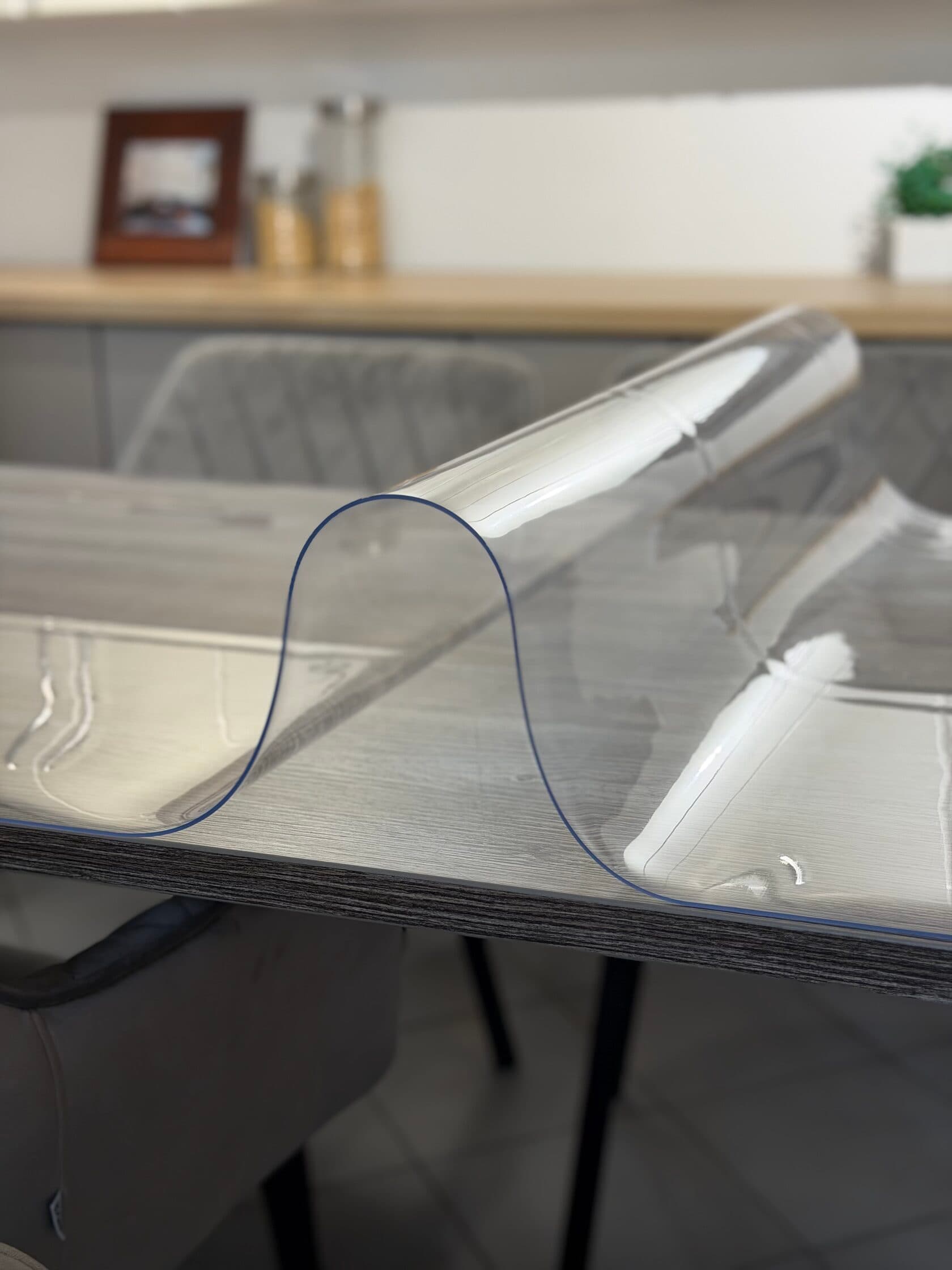Transparente Schutzmatte 50×80 cm aus weichem Glas Glanz auf der Tischplatte