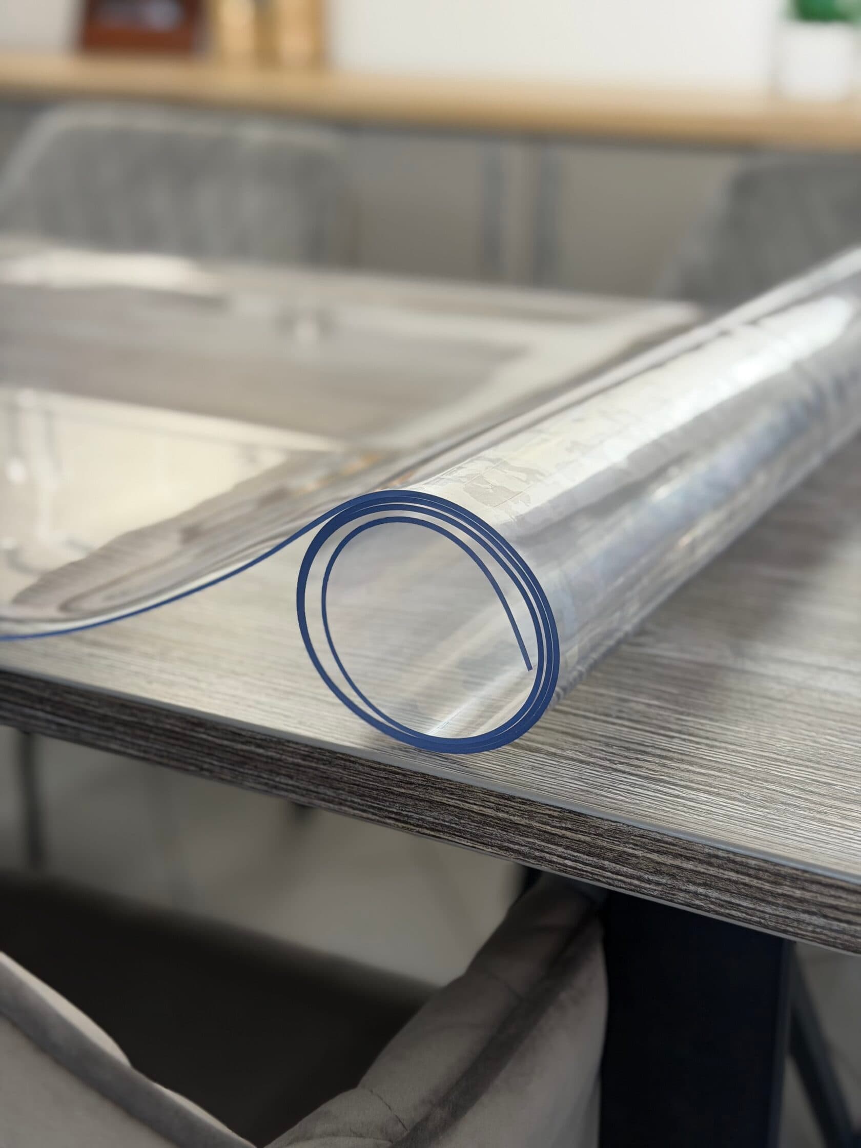 Transparente Schutzmatte 40×50 cm aus weichem Glas Glanz auf der Tischplatte