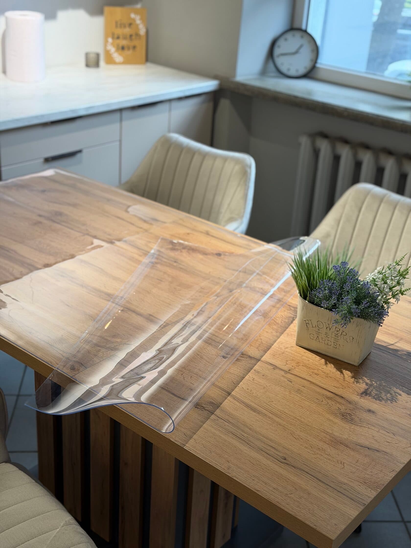Transparente Schutzmatte 40×40 cm aus weichem Glas Glanz auf der Tischplatte