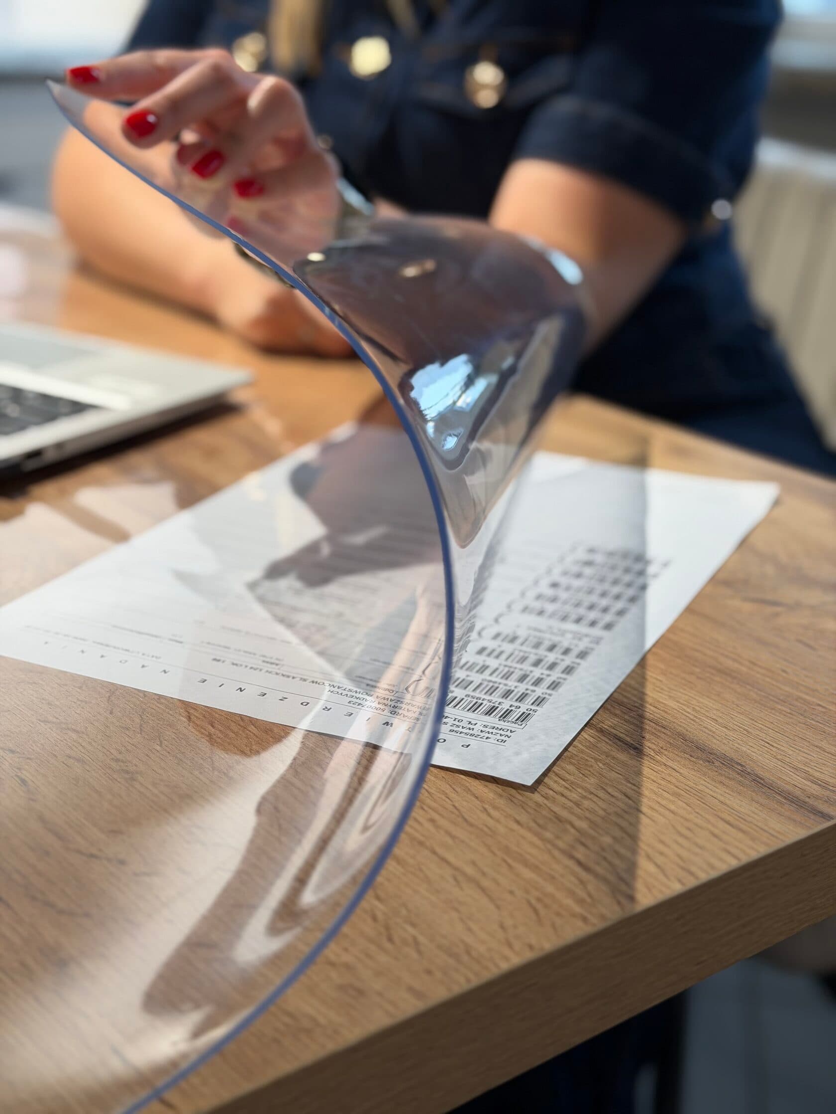 Transparente Schutzmatte 40×50 cm aus weichem Glas Glanz auf der Tischplatte