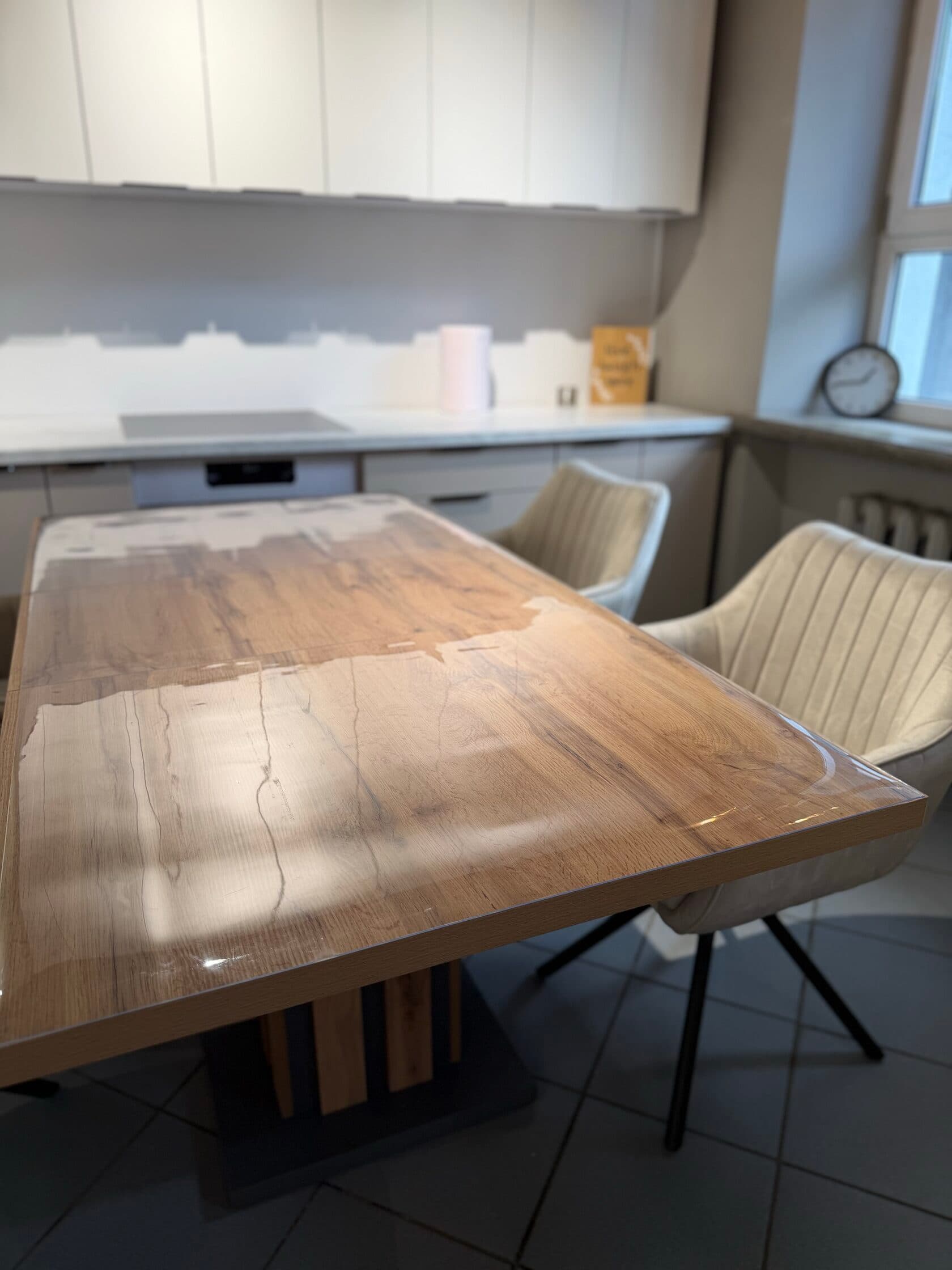 Transparente Schutzmatte 60×60 cm aus weichem Glas Glanz auf der Tischplatte