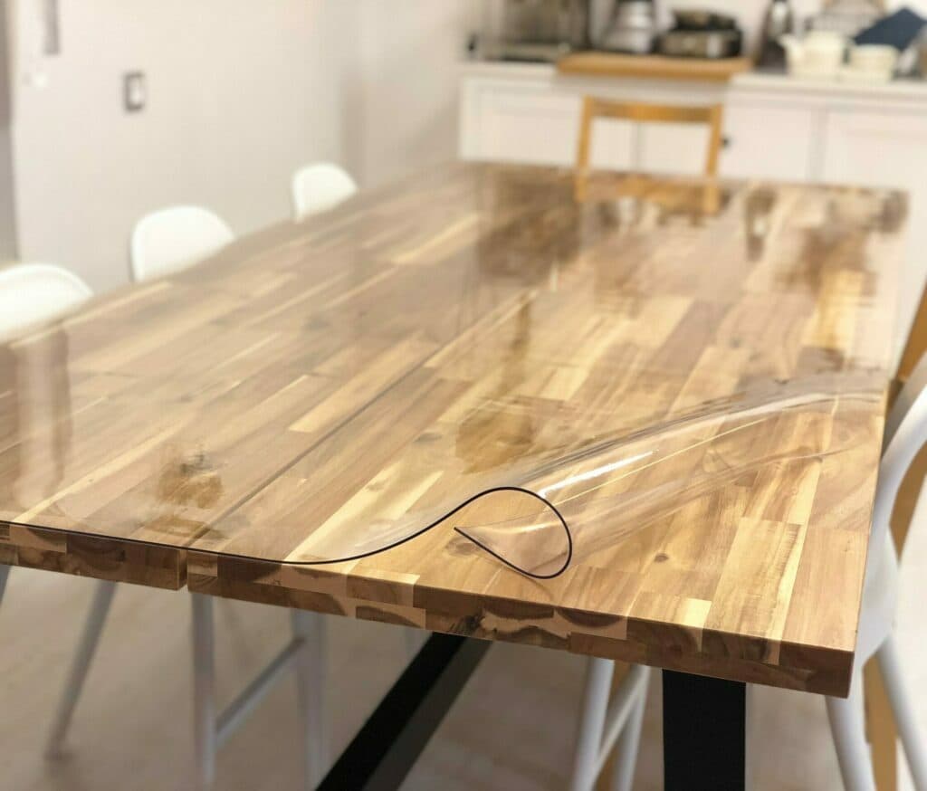 Transparente Schutzmatte 50×70 cm aus weichem Glas Glanz auf der Tischplatte