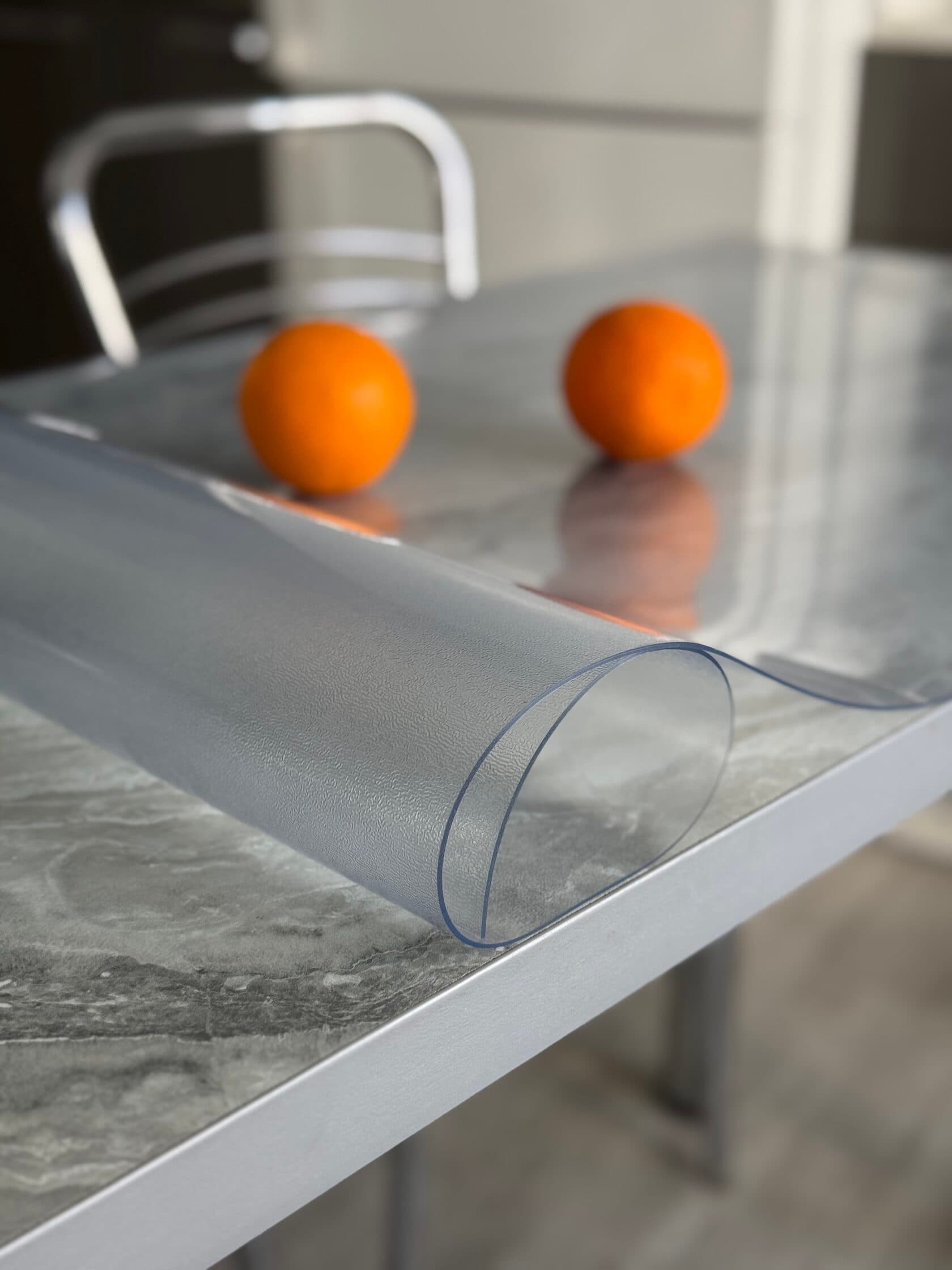 Transparente Schutzmatte 40×50 cm aus weichem Glas matt auf der Tischplatte