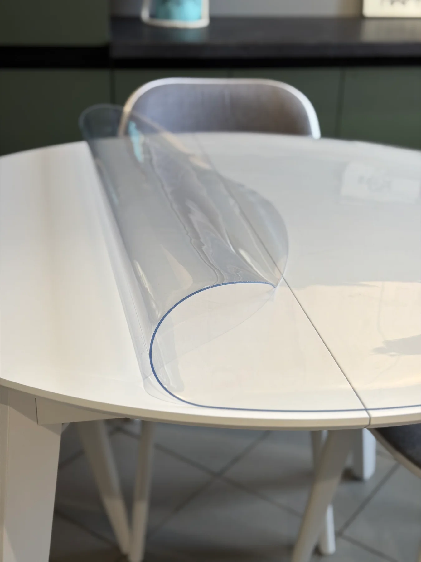 Transparente Matte, angepasst an einen runden Holztisch