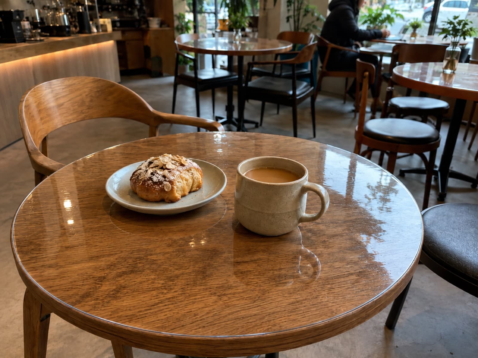 Cafétische, geschützt durch transparente Matte aus weichem Glas