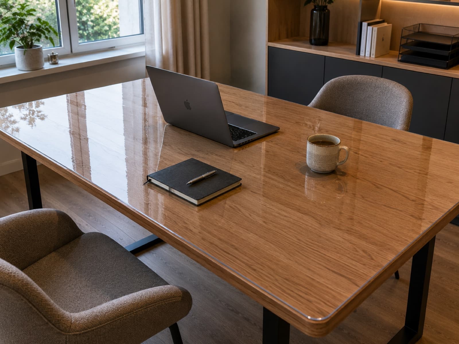 Bürotisch, geschützt durch transparente Matte